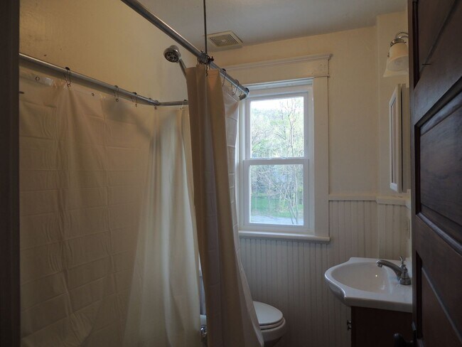 Building Photo - 3 Bedroom Townhouse in Pleasant Gap