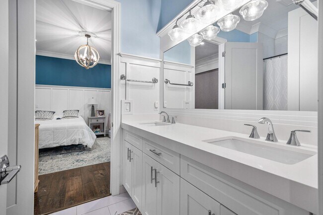 Building Photo - 2100 Notre Dame Dr