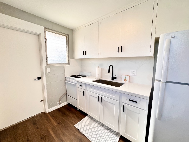 Building Photo - 722 University Ave