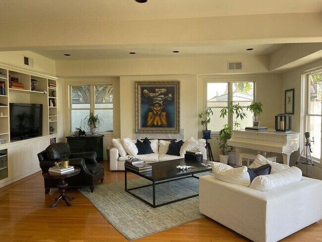 Building Photo - Spacious 5 bedroom home in Coronado's Village