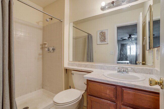 Building Photo - Huge room in a large shared home, private bathroom, great neighborhood, friendly roommates!