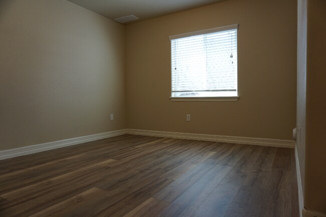 Building Photo - 1611 Jennifer St