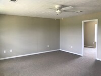 Building Photo - 3 Bedroom 2 Bath Single Family Home in Whi...