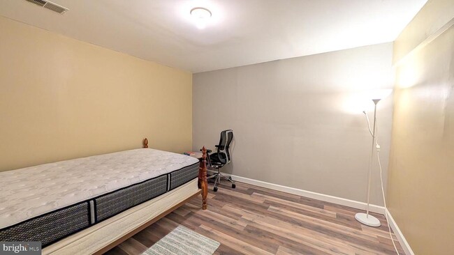 Building Photo - 6721 Sycamore Park Dr