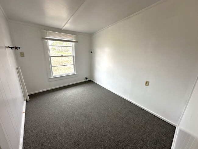 Building Photo - 160 Hebert St