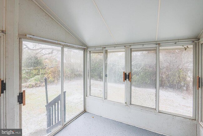 Building Photo - 9 Glenmore Ave