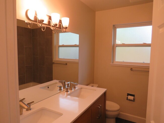 Building Photo - Bellevue Robinswood Mid Century 4bed/3bath Tri-Level $3800.00