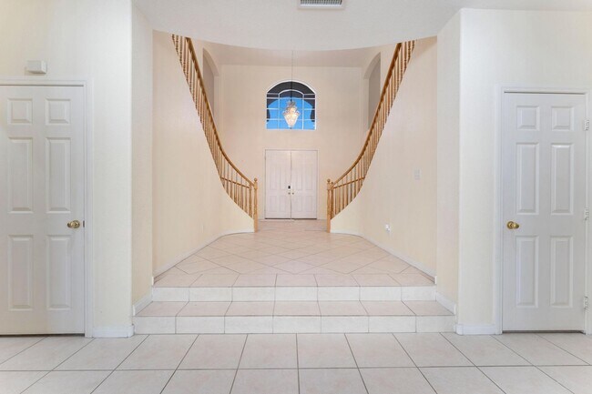 Building Photo - Luxurious Home in Gated Community