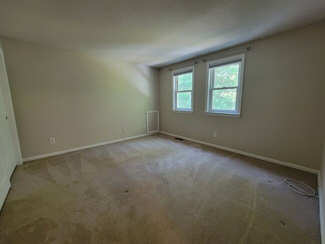 Building Photo - Beautiful Single-Family Home Litchfield NH for Rent