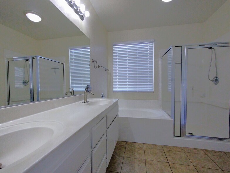Double-sink master bath - 311 Bogie St