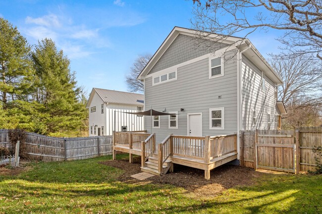 Building Photo - Lovely East Asheville House