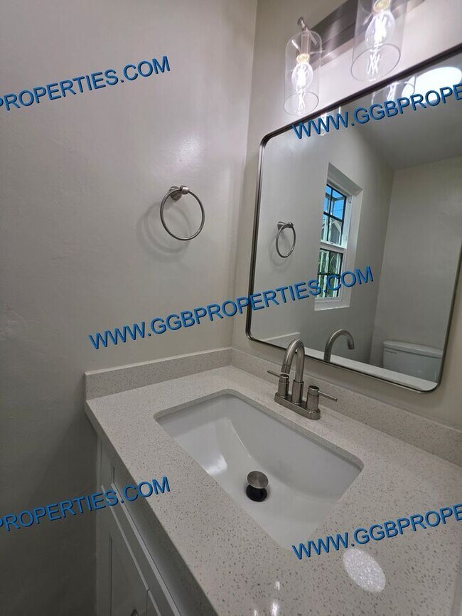 Building Photo - Gorgeous Turnkey 4 BD / 2.5 BA Home in Hawthorne