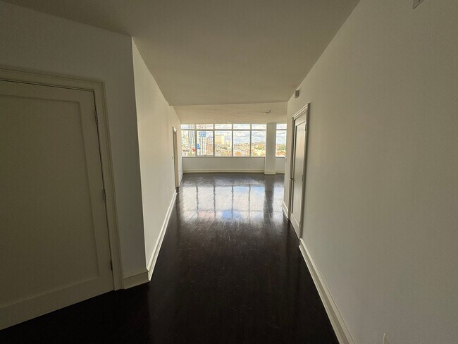 Building Photo - Large 1-bed 1-bath Condo at Metro Club