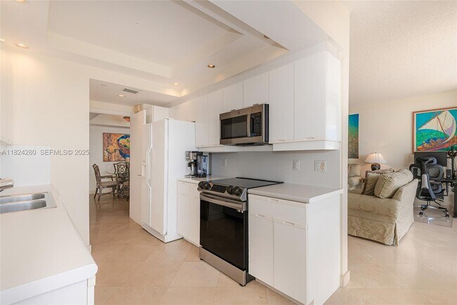 Building Photo - 2000 Island Blvd