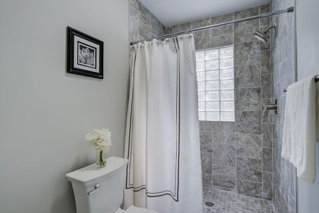 Building Photo - 2056 Summit Ave