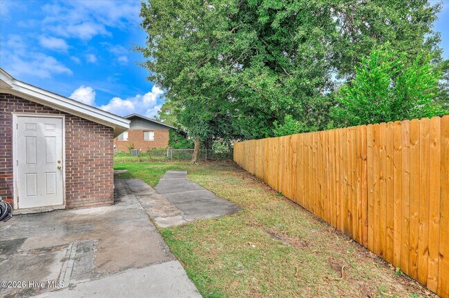 Building Photo - 1831 Cottonwood Dr