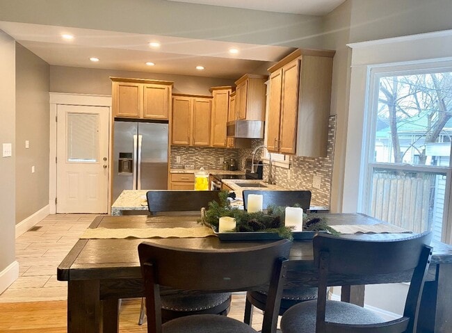 Building Photo - Summer Move-In Special – 50% Off June Rent! 2-bedroom, 1.5-bath move in ready!