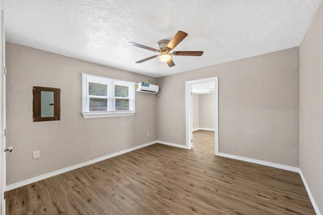 Building Photo - Newly Renovated 3/1 for Only 900 Per Month