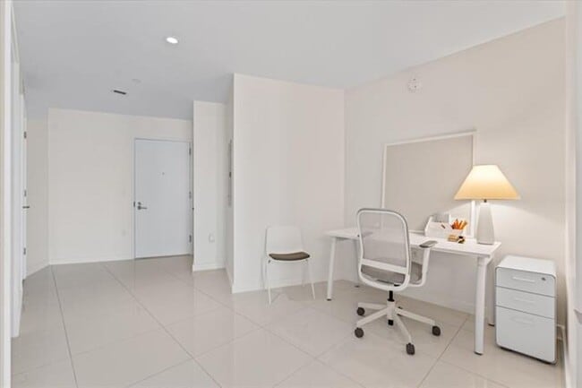 Building Photo - 851 NE 1st Ave