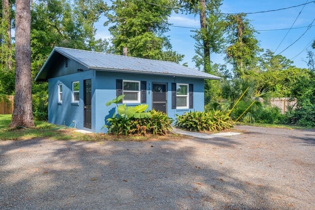 Building Photo - Convenient & Comfortable 1/1 – Updated and...