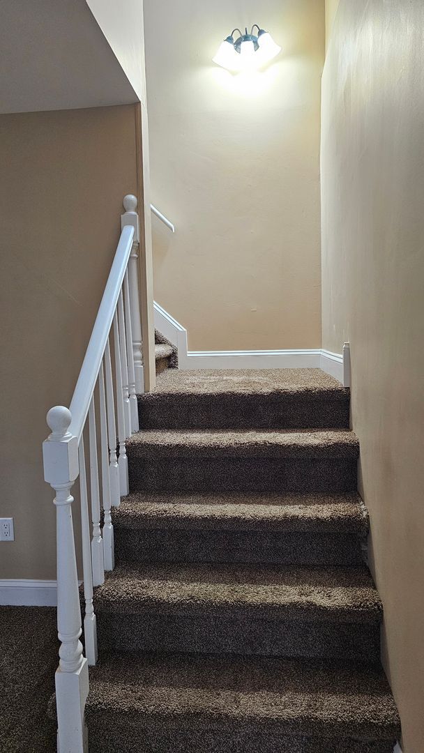 Building Photo - UPDATED BEAUTIFUL 3 BEDROOM/2 BATH