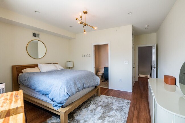 Building Photo - Gorgeous Fairmount One Bedroom Condo