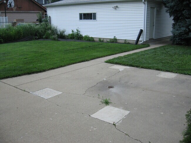 Building Photo - 3916 N Kildare Ave