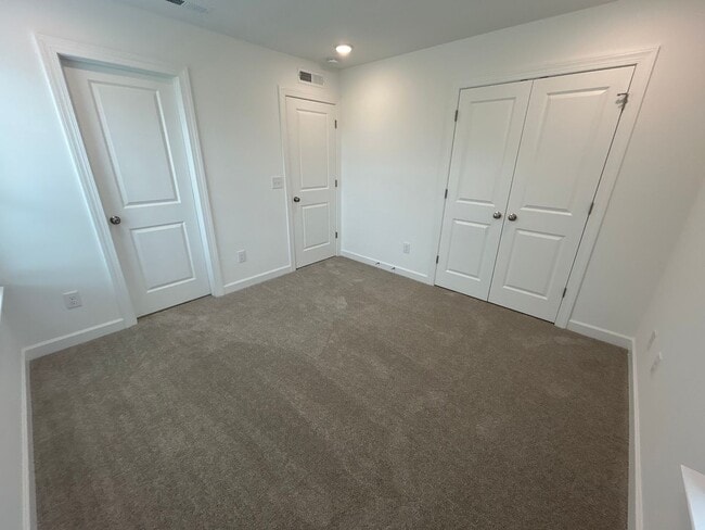Building Photo - 6 Bedroom | 4 Bathroom New Construction Ga...