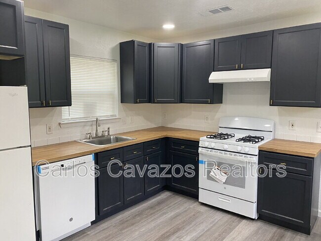Building Photo - 1617 Meadowbrook Dr