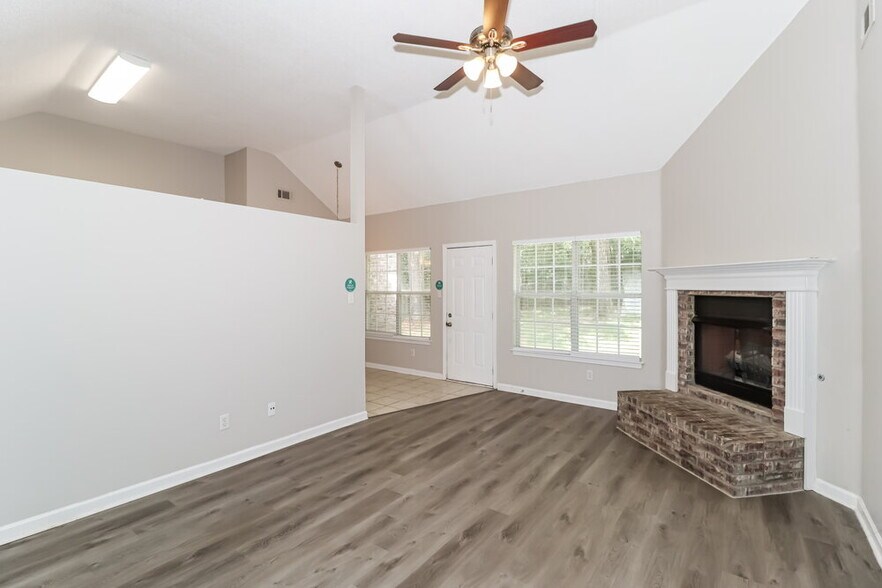 Building Photo - 185 Village Dr