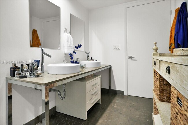 Building Photo - 465 Brickell Ave