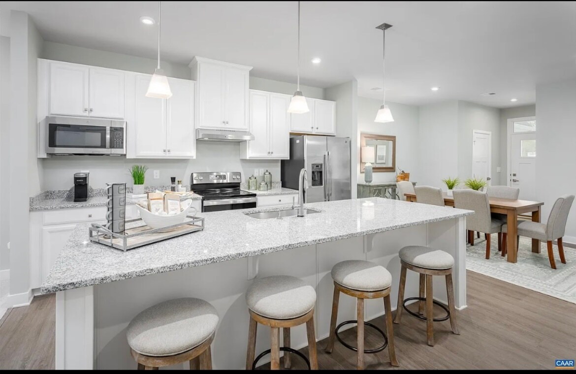 Building Photo - 736 Empire St