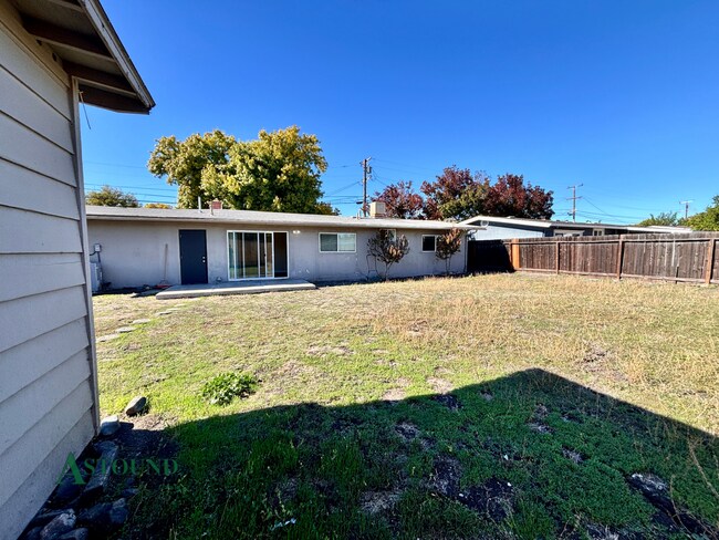 Building Photo - 2742 Broadmoor Ave