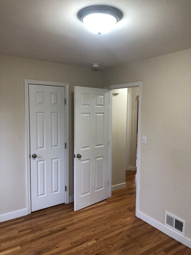 Building Photo - Adorable 3 Bed 1.5 Bath House