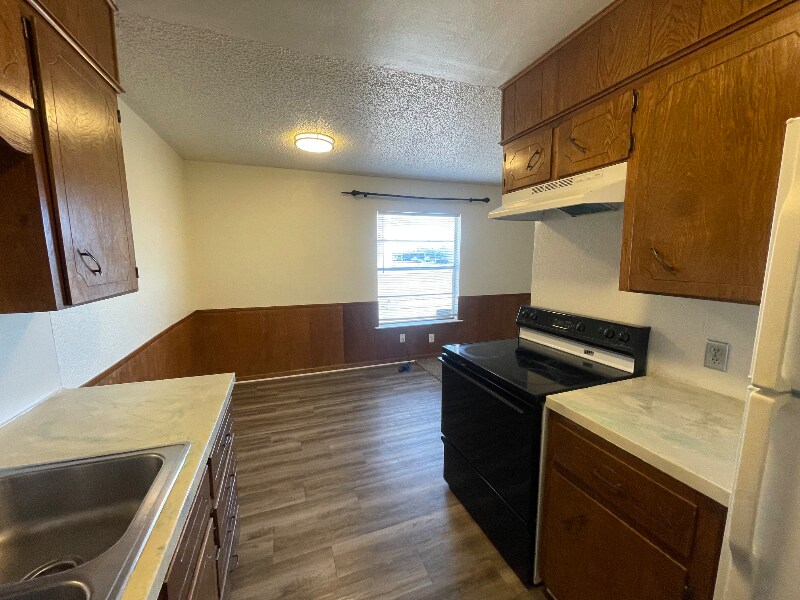 Building Photo - 1702 Kirk Ave