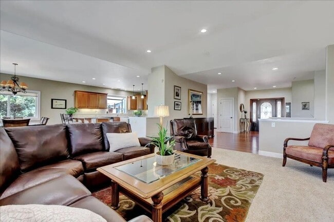Building Photo - Lake View, 5 bedroom, 3 bath home in gated...
