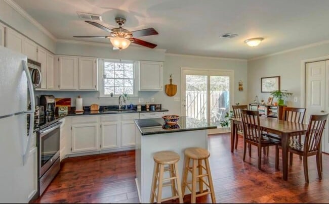 Building Photo - Easy walk to Vanderbilt University