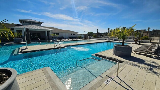 Building Photo - Gorgeous Corner 3/2.5 Beautiful Townhome
