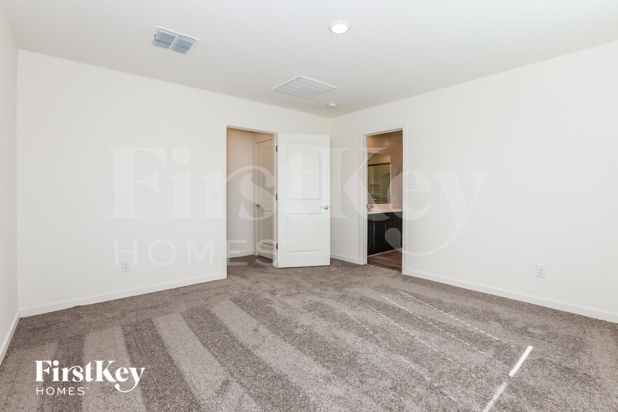 Building Photo - 967 W 20th St