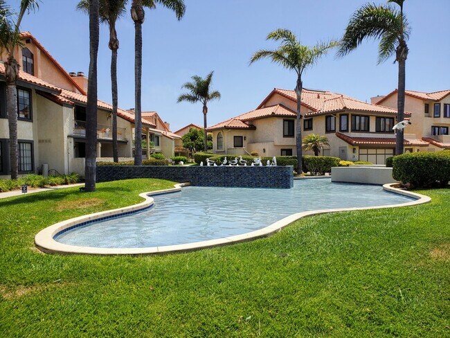 Building Photo - 2247 Martinique Ln
