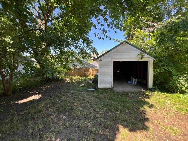 Building Photo - 1300 W Barnes Ave