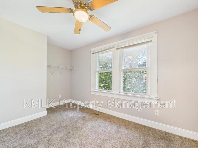 Building Photo - 428 Allyn St