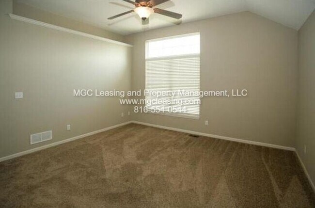 Building Photo - Move-In Ready Single-family gem in Oak Ridge Meadows in Lee's Summit!