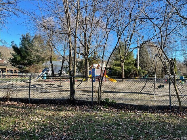 Building Photo - 9 Main St