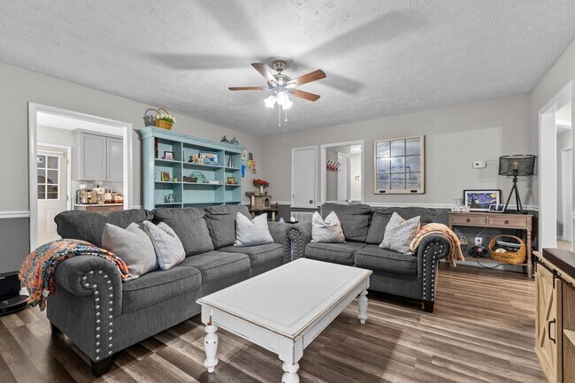Building Photo - Updated 3 Bed, 2 Bath Home with Fenced Yard
