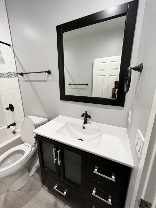 Building Photo - Fully renovated 2bed/1bath with private, g...