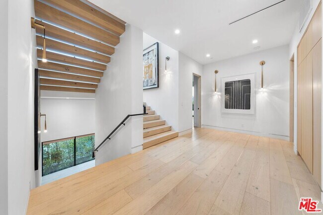 Building Photo - 842 N Orange Grove Ave