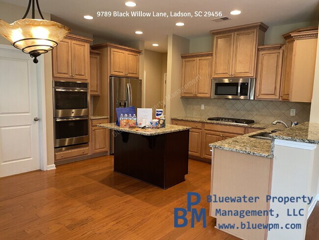 Building Photo - 4-bedroom, 2.5-bathroom For Rent