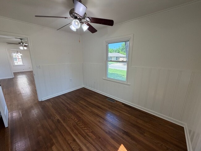 Building Photo - Bright, Updated 3 Bedroom Home with Modern Finishes