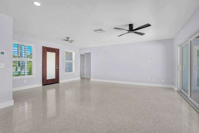 Building Photo - 930 S Lakeside Dr